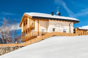 ein Gebäude auf einem schneebedeckten Hang in der Unterkunft Col Dala Vara in St. Kassian