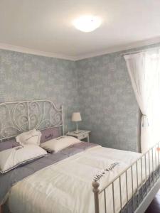 リスボンにあるLisbon Baixa 208 Apartment-Chiadoのベッドルーム1室(白いベッドカバー付きの大型ベッド1台付)