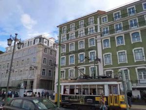 リスボンにあるLisbon Baixa 208 Apartment-Chiadoの建物前の通り
