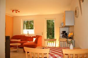 ein Wohnzimmer mit einem Sofa und einem Tisch in der Unterkunft Haus Ostseeküste in Ostseebad Karlshagen