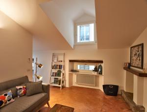 salon z kanapą i oknem w obiekcie la casa di Veronique w Como
