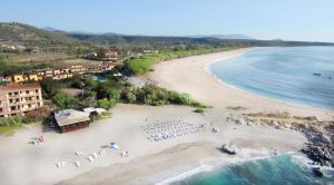 una vista aérea de una playa con gente y el océano en Due Mari Residence, en Bari Sardo