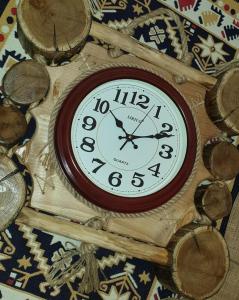 een klok bovenop een tafel bij Garsoniera 1 decembrie in Alba Iulia