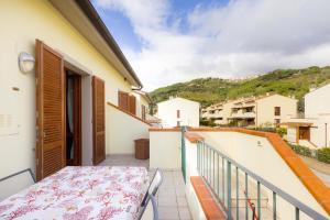 a balcony of a house with a table at Bilocale Giulia in Casa Alzi