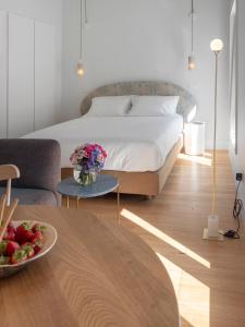 een slaapkamer met een bed en een tafel met bloemen erop bij Lisbon Serviced Apartments - Benformoso in Lissabon +30 foto's