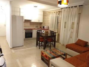 ein Wohnzimmer mit Sofa und Tisch in der Unterkunft Domus Cuenca in Cuenca