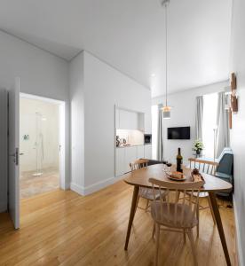 een eetkamer en woonkamer met een tafel en stoelen bij Lisbon Serviced Apartments - Benformoso in Lissabon
