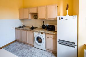 利沃夫Romari Ставропігійська的配有白色冰箱和洗衣机的厨房
