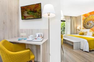 Posteľ alebo postele v izbe v ubytovaní Sumus Hotel Stella and Spa 4S Adults Recommended