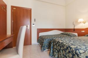 Postel nebo postele na pokoji v ubytování Hotel Donatella Pinarella
