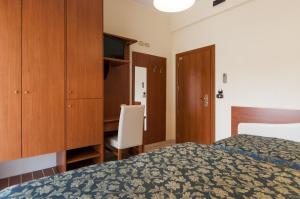 Postel nebo postele na pokoji v ubytování Hotel Donatella Pinarella