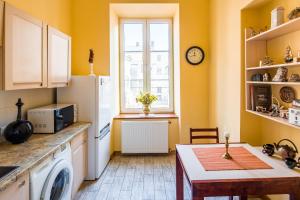 利沃夫Romari Ставропігійська的厨房配有白色冰箱和桌子 更多12张照片