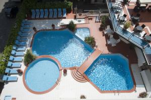 Bazén v ubytování Hotel Donatella Pinarella nebo v jeho okolí