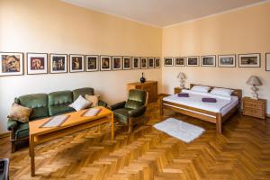 利沃夫Romari Ставропігійська的一间卧室，里面有一张床、一张沙发和一张桌子