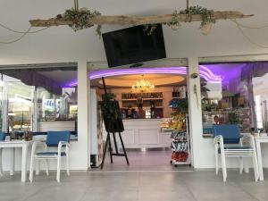 TV a/nebo společenská místnost v ubytování Hotel Donatella Pinarella