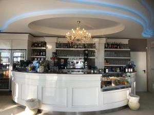 Lounge nebo bar v ubytování Hotel Donatella Pinarella