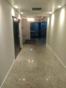 an empty hallway of a building with a hallwayngth at Apartamento Itapema ou Meia Praia in Itapema