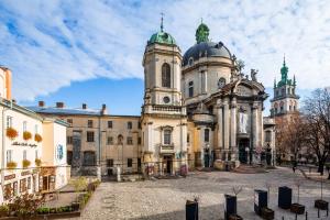 利沃夫Romari Ставропігійська的一座顶部有钟楼的大楼