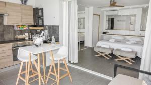 Kuchyň nebo kuchyňský kout v ubytování Official page "Residence Bleu Marine" - Sea View Apartments & Studios - Saint-Martin French Side