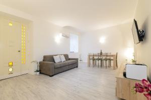 sala de estar con sofá y mesa en Holiday Home Taormina 2, en Taormina