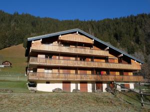 un grande edificio con ponti in legno su una collina di Appartement 4 personnes au pied des pistes du Linga à CHÂTEL a Châtel