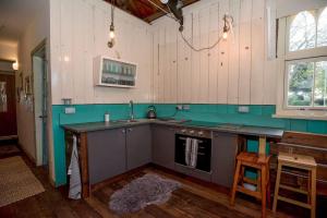 uma cozinha com um balcão e um lavatório em The Iron Chapel em Ryton