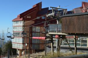 塞拉內華達的住宿－North Adventure，前方设有滑雪缆车的建筑