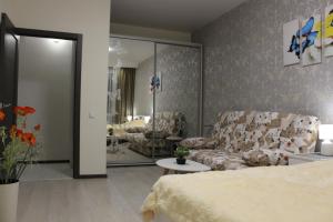 un soggiorno con divano e tavolo di Apartments Butterfly Wing a Odessa