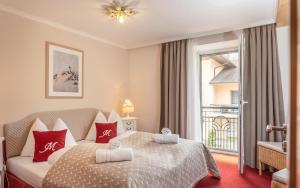 a hotel room with two beds and a window at Hotel Mutz Garni in Inning am Ammersee