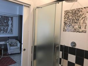 bagno con doccia e porta in vetro di Il ramo d'oro a Napoli Altre 15 foto