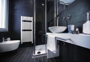 Koupelna v ubytování Q Hotel