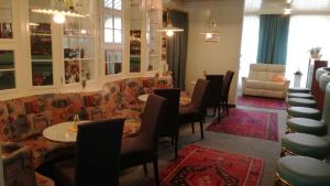 un restaurante con mesas y sillas y un sofá en Liezenerhof en Liezen