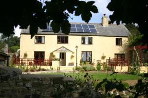 una casa con paneles solares en el techo en Cadleigh Manor, en Ivybridge