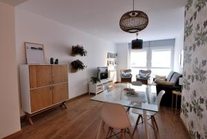 a living room with a white table and chairs at AZ El Balcón de Torre Nueva I in Zaragoza