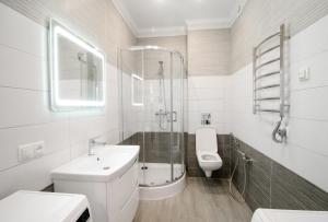 ein Bad mit einem Waschbecken, einem WC und einer Dusche in der Unterkunft MyAparts R2 in Lwiw