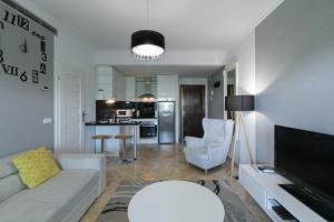 salon z białą kanapą i kuchnią w obiekcie Costa Del Sol Beach Apartment w mieście Estepona