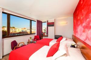 Posteľ alebo postele v izbe v ubytovaní Horizon Luxury Suites & Design Rooms