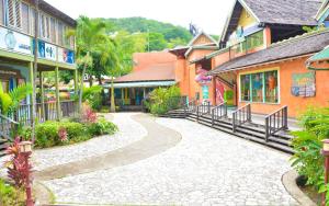 een geplaveide straat in een stad met gebouwen bij Ambleside & Turtle beach towers in Ocho Rios