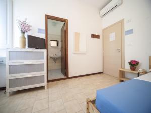 Televízia a/alebo spoločenská miestnosť v ubytovaní Hotel Colombo