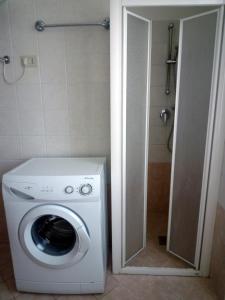 eine Waschmaschine im Bad mit Dusche in der Unterkunft Apartment in Eraclea Mare 25695 in Eraclea Mare