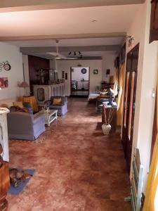 una sala de estar con sofás y una sala de estar con suelo. en Posada de la Villa en Villa Gesell