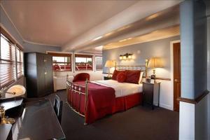 um quarto com uma cama e uma casa de banho com uma banheira em Delta King Hotel em Sacramento