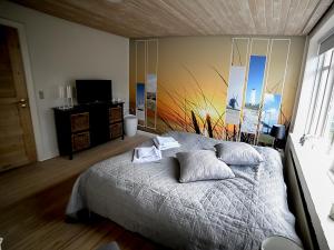 Schlafzimmer mit einem Bett mit Wandgemälde in der Unterkunft Sdr. Omme Bed & Breakfast in Sønder Omme