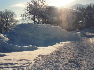 una pila de nieve al costado de un camino en Haus Elsa, en Ramsau am Dachstein