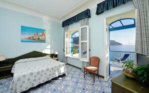 A bed or beds in a room at Hotel Villa San Michele