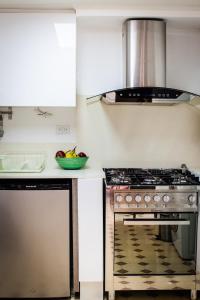 a kitchen with a stove and a bowl of fruit at Small loft at Casa Neuman, Casco Antiguo in Panama City