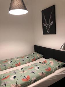 ブダペストにあるThe Urban Jungle by Gozsduの蝶が飾られたベッドシーツが備わる客室のベッド1台分です。