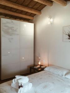 a bedroom with a bed and a table with a lamp at Dabbanna in Chiaramonte Gulfi