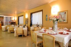 Restaurace v ubytování Hotel Ristorante Miralago + 32 fotografií