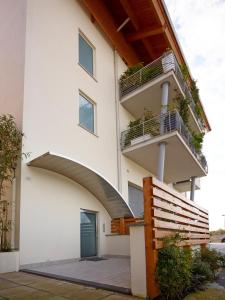 un edificio con balcones en un lateral en Le Dimore Di Ponte Selce, en Fondi